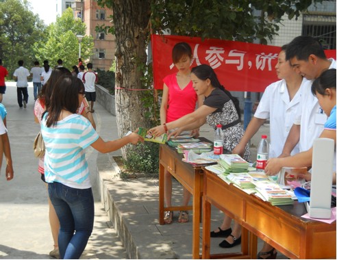 工作人员向师生发放宣传资料